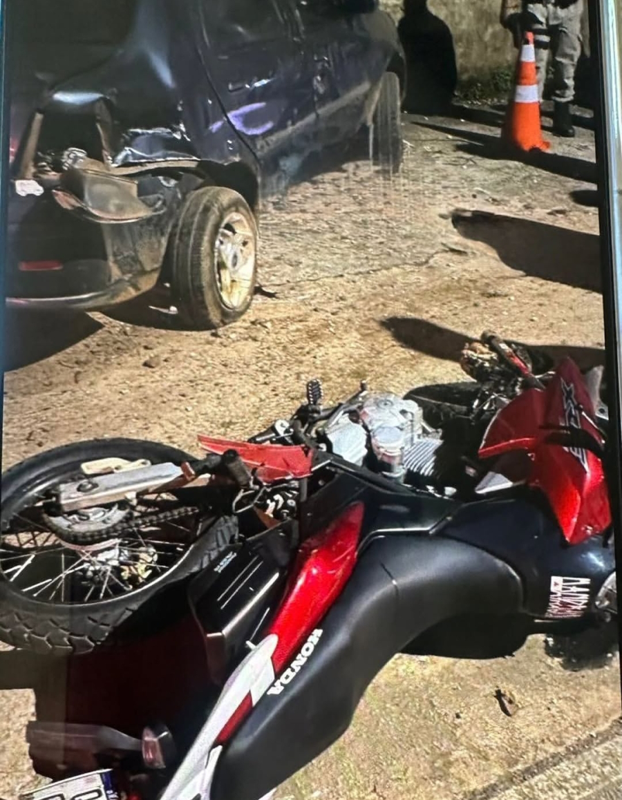 Colisão entre carro e moto deixa dois jovens mortos na região de Brumal