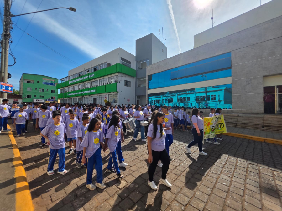 São Gonçalo realiza ações do Maio Laranja com caminhada, teatro e palestras educativas