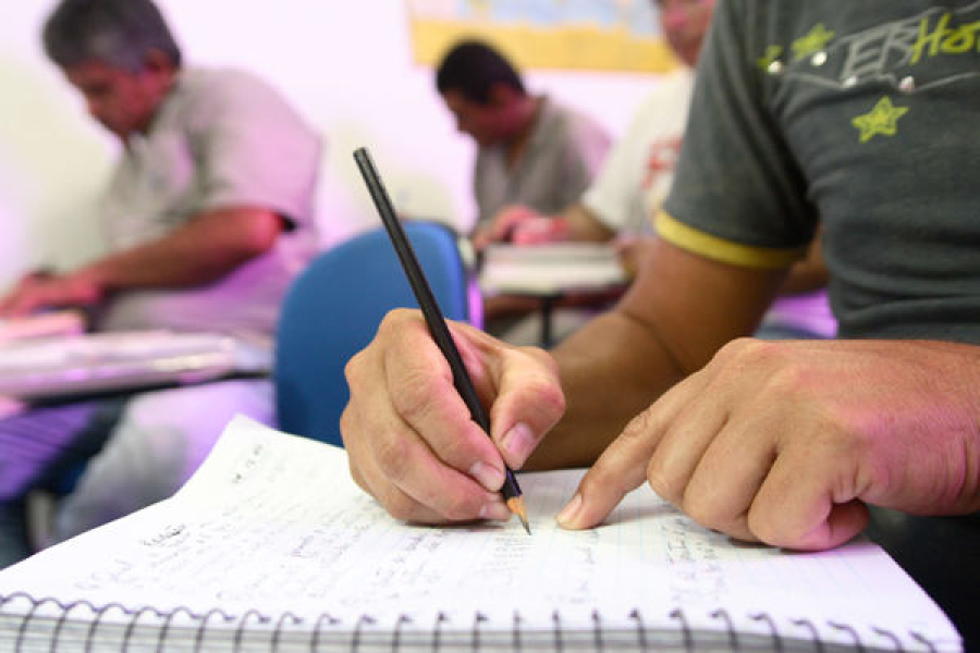 Secretária de educação pesquisa interesse da população para implantação da EJA semipresencial em São Gonçalo