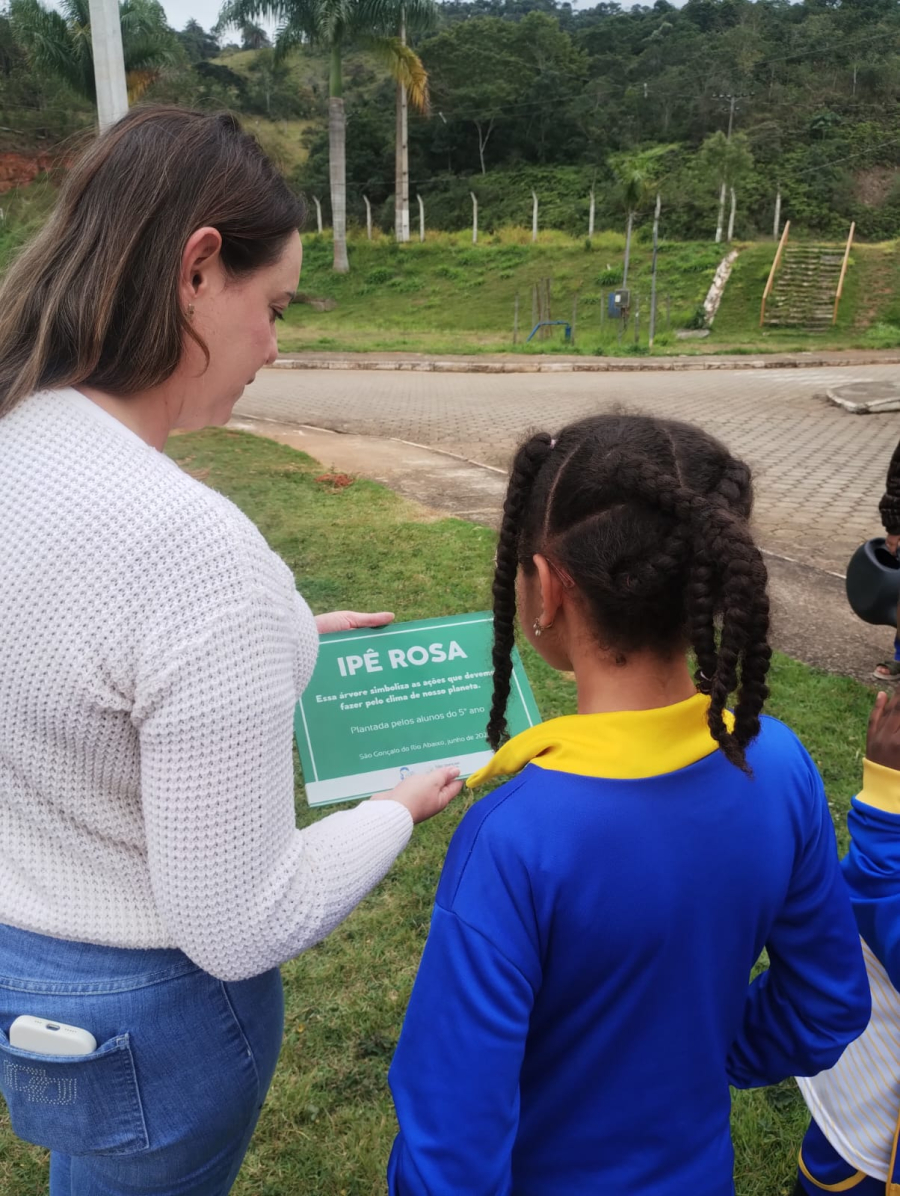 Escola de Vargem Alegre realiza plantio de árvore e incentiva consciência ambiental entre estudantes