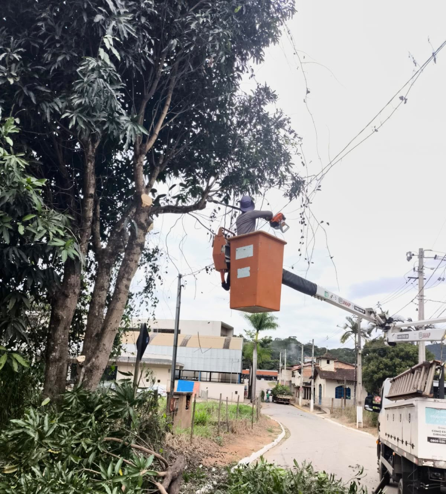 Prefeitura realiza mutirão de limpeza e manutenção em bairros de São Gonçalo do Rio Abaixo
