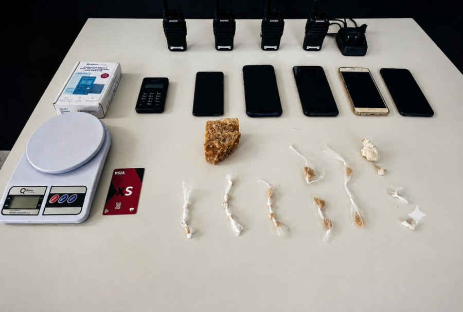 Mulher é presa com drogas e materiais suspeitos em João Monlevade
