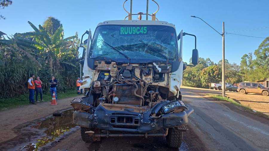 Motorista de 56 anos morre após colisão entre caminhões na MG-129, em Catas Altas