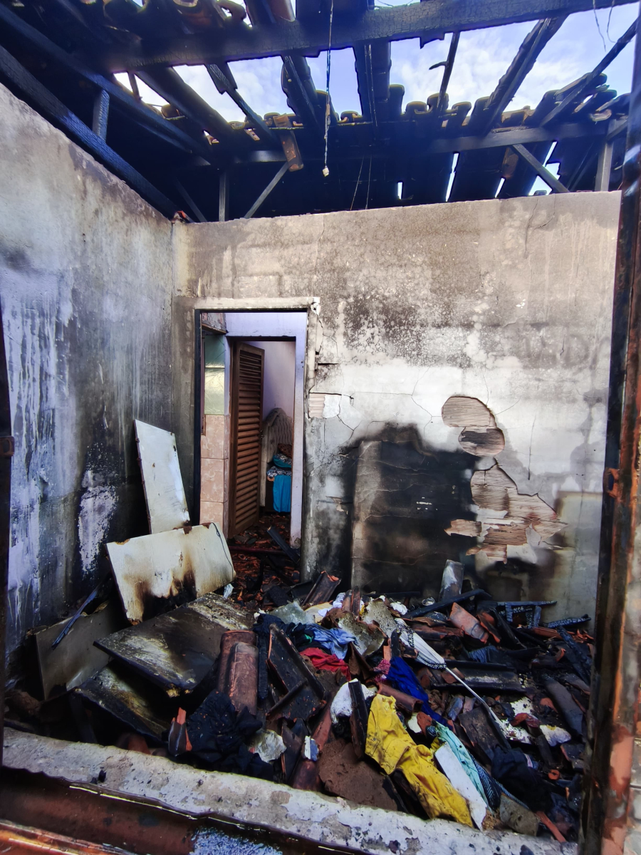 Incêndio atinge residência no bairro Una e provoca danos estruturais