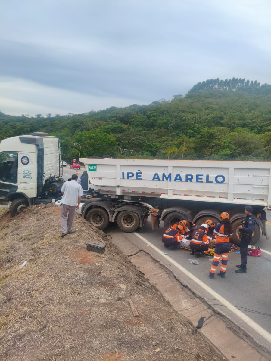 Motorista fica ferido após carreta perder os freios durante manutenção na BR-381