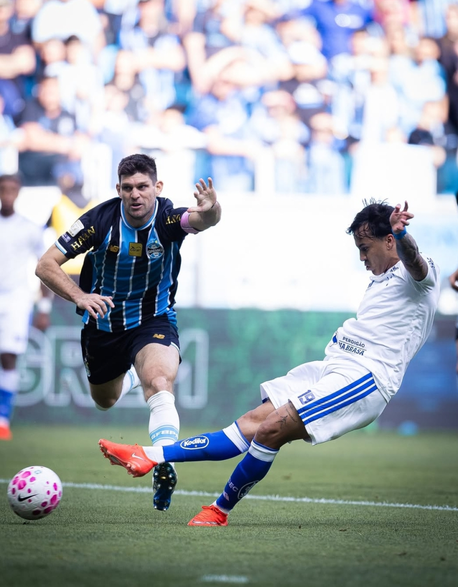 Kaio Jorge marca três vezes, Cruzeiro vence o Grêmio e entra no G4 do Brasileirão