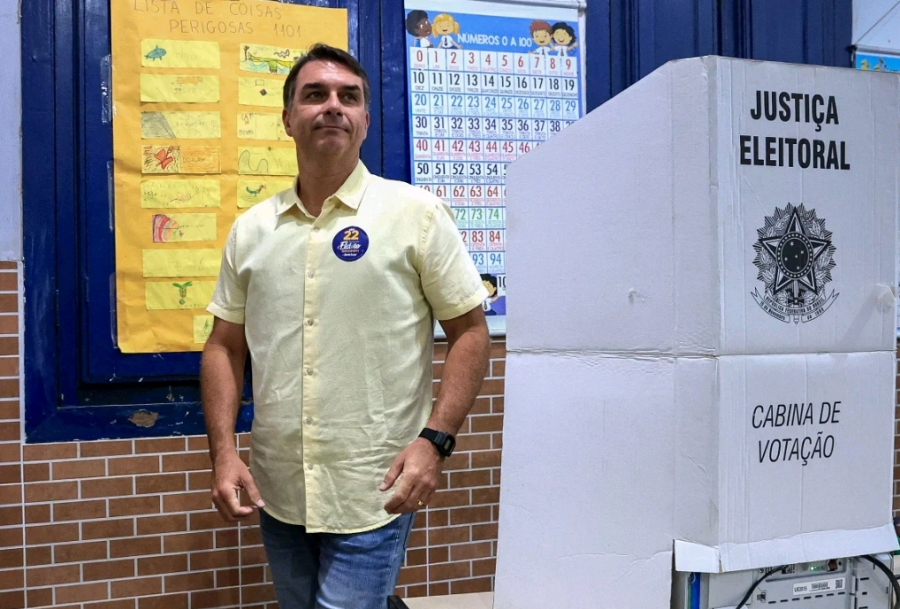 Flávio Bolsonaro pede ao TSE extensão da votação até as 19h em 17 municípios