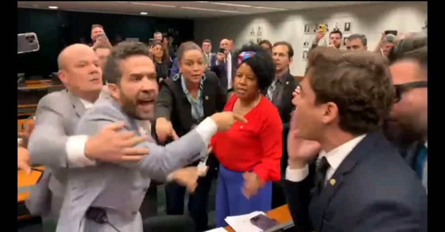 Janones é suspenso por 90 dias após chamar Nikolas Ferreira de “Nikole” em plenário