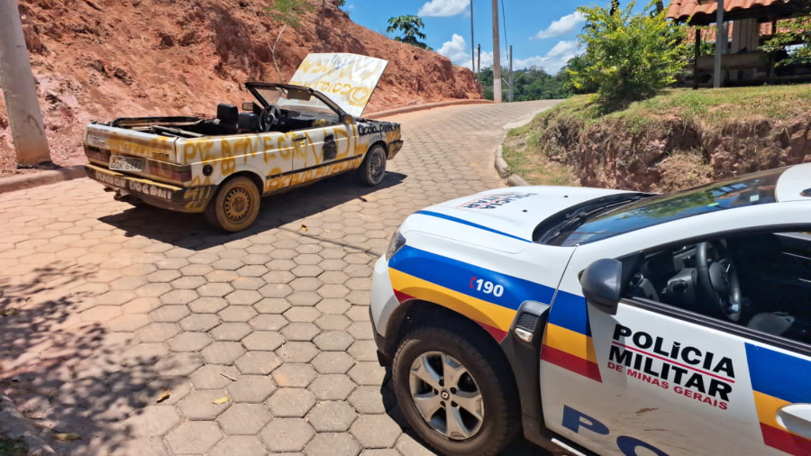 SÃO GONÇALO DO RIO ABAIXO — Veículo é removido durante operação por irregularidades 