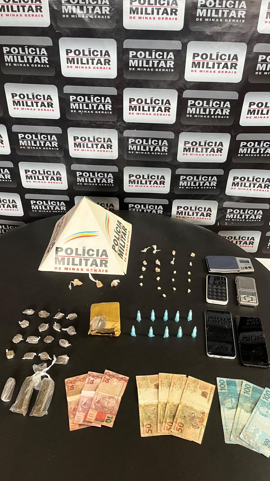Polícia Militar desarticula ponto de tráfico e prende dois suspeitos em Barão de Cocais