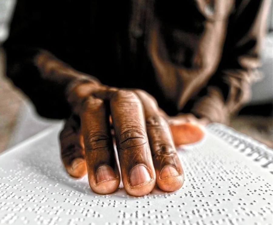  Brasil enfrenta crise inédita: milhares de alunos com deficiência visual começam o ano letivo sem livros em Braille