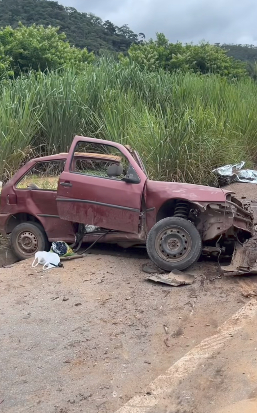  Tragédia na BR-381: Colisão frontal entre caminhão e carro deixa três mortos e um ferido grave