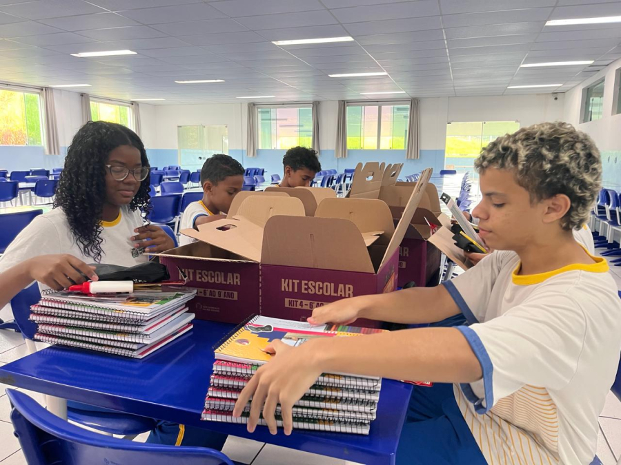 Prefeitura distribui mais de 2,5 mil kits escolares para estudantes da rede municipal