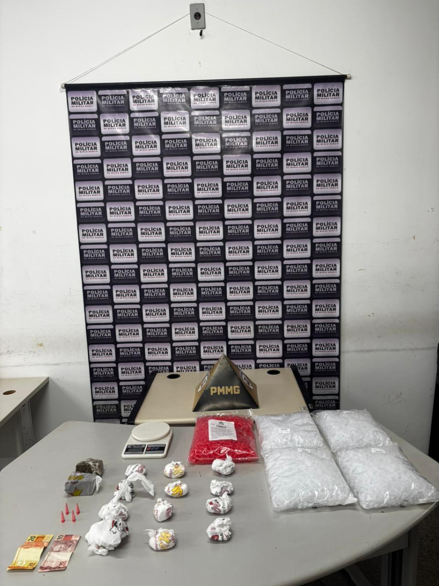 Polícia Militar prende mulher por tráfico de drogas no bairro Fênix, em Itabira