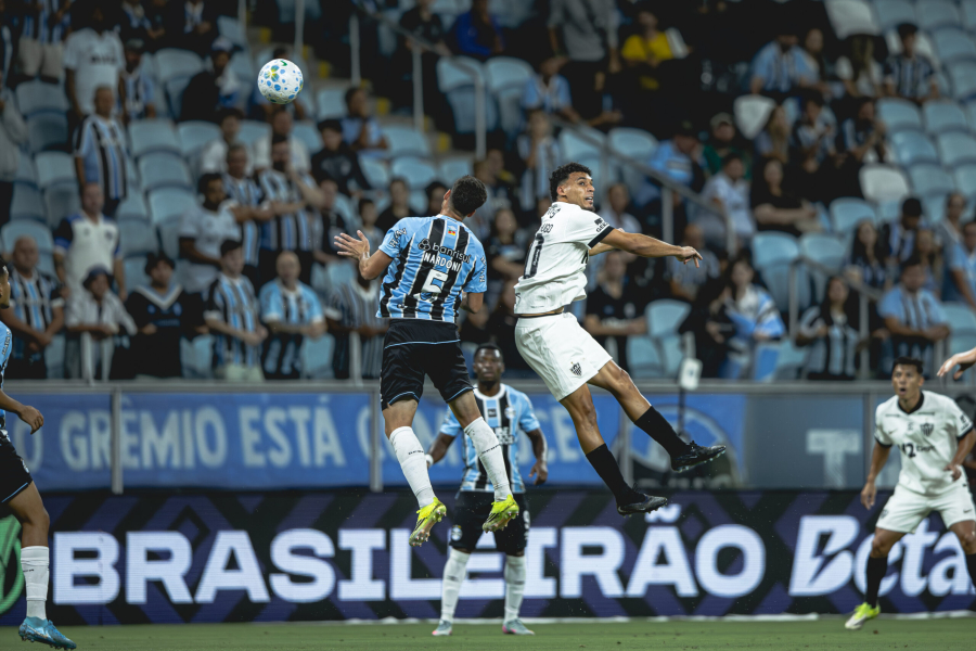 Atlético joga com um a menos desde o início e é superado pelo Grêmio no Brasileirão
