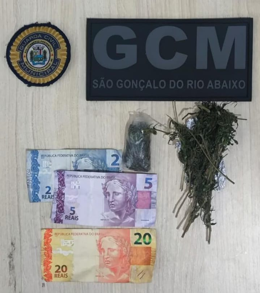 Homem é detido pela GCM por suspeita de tráfico ao lado de campo no Bairro Guanabara