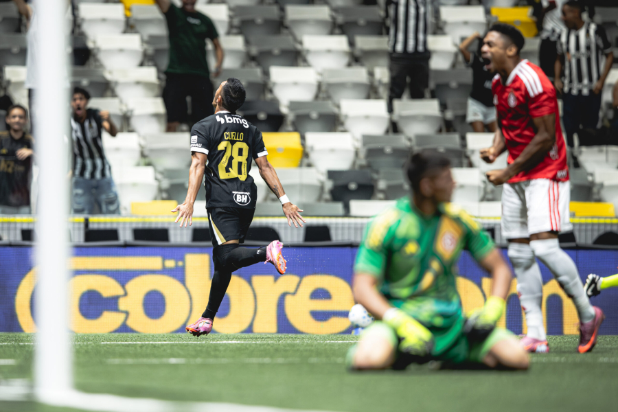 Atlético vence o Internacional e conquista primeira vitória no Brasileirão