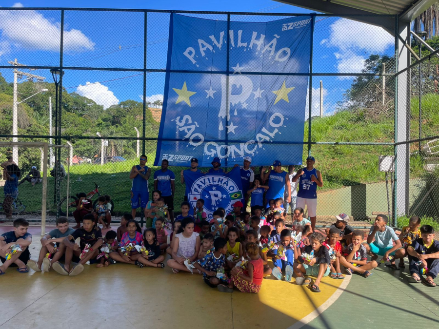 Torcida organizada promove ação social e entrega ovos de páscoa em bairros de São Gonçalo﻿