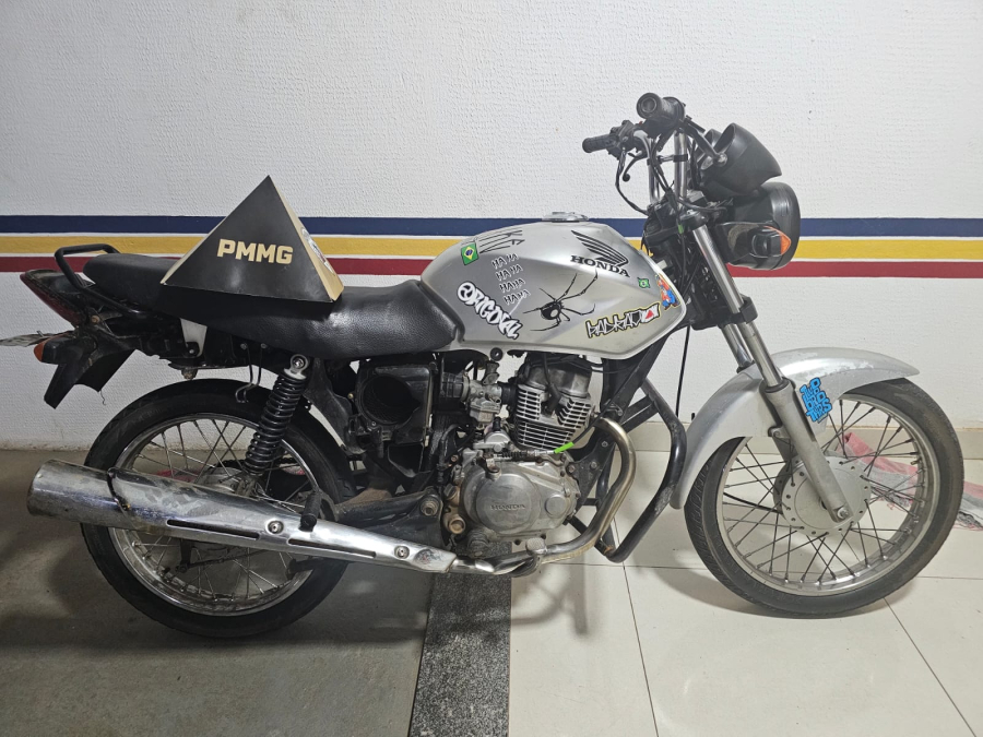 Polícia Militar apreende motocicleta irregular após direção perigosa em São Gonçalo do Rio Abaixo