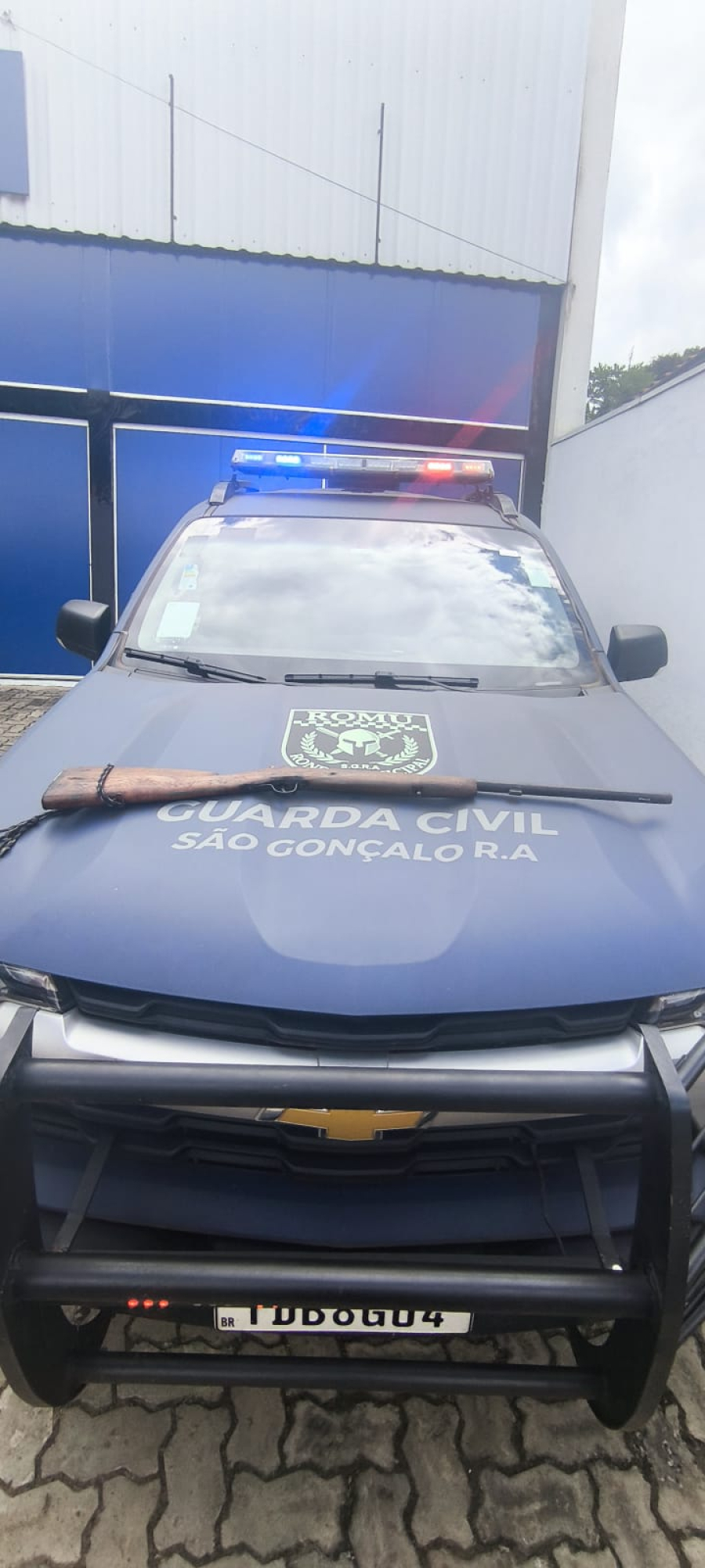 Guarda Civil prende dois suspeitos por posse e tentativa de venda de arma em São Gonçalo