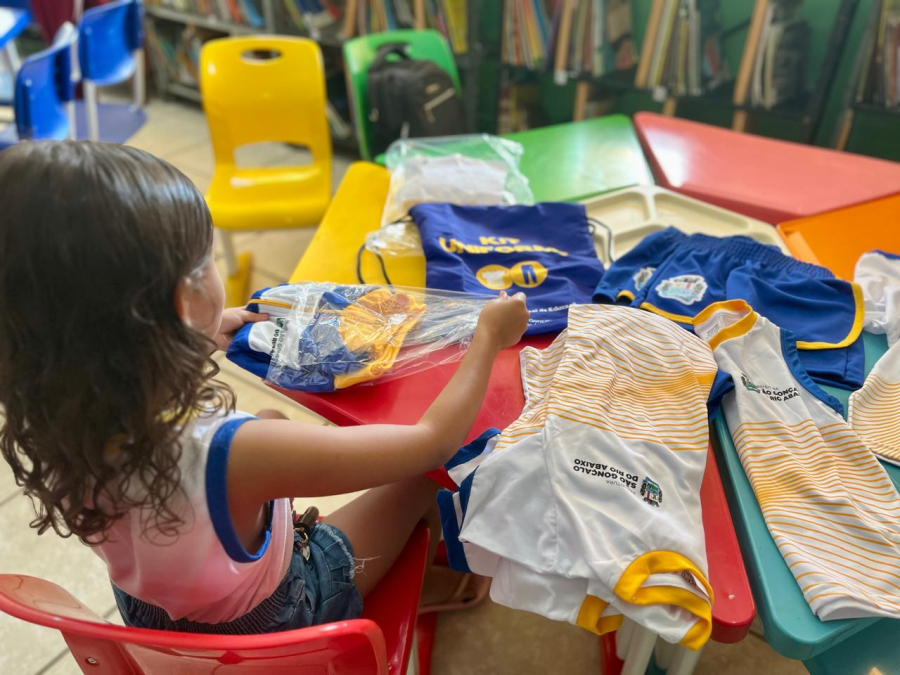 Prefeitura de São Gonçalo inicia entrega de novos uniformes para alunos da rede municipal