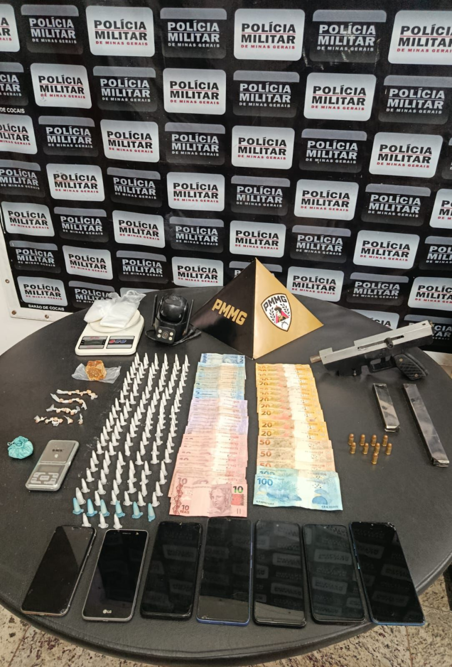 Polícia Militar prende quatro suspeitos e apreende drogas e arma em Barão de Cocais