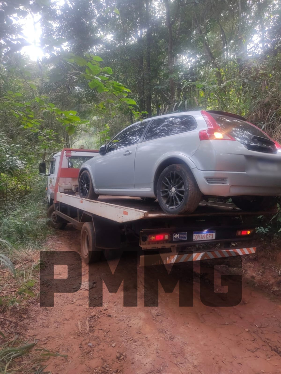Polícia Militar recupera carro furtado em São Gonçalo do Rio Abaixo