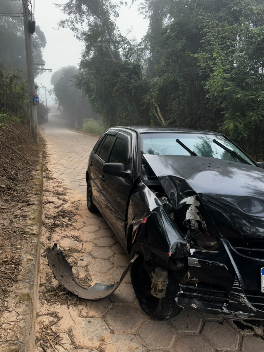CARRO É ENCONTRADO COM A FRENTE DESTRUÍDA NA REGIÃO DO MATIAS