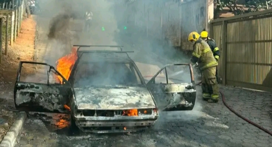 Bombeiros controlam incêndio em veículo às margens da BR-381, em São Gonçalo do Rio Abaixo