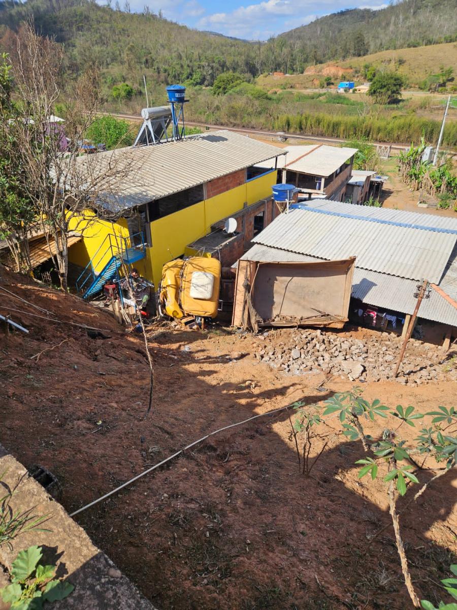 Caminhão perde os freios, invade terreno de residência e deixa motorista ferido em Rio Piracicaba