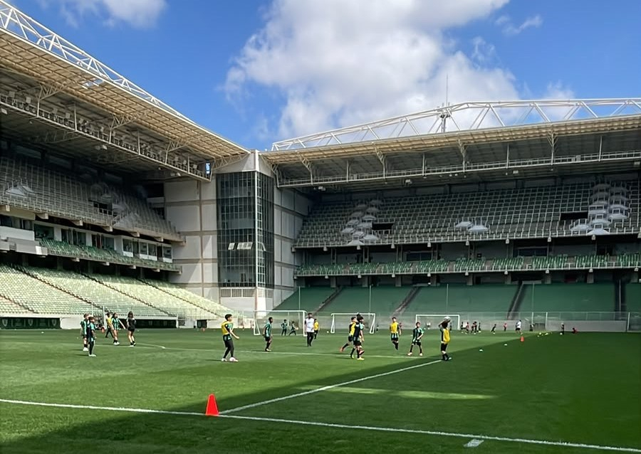 Alunos de São Gonçalo participam de experiência esportiva no Estádio Independência