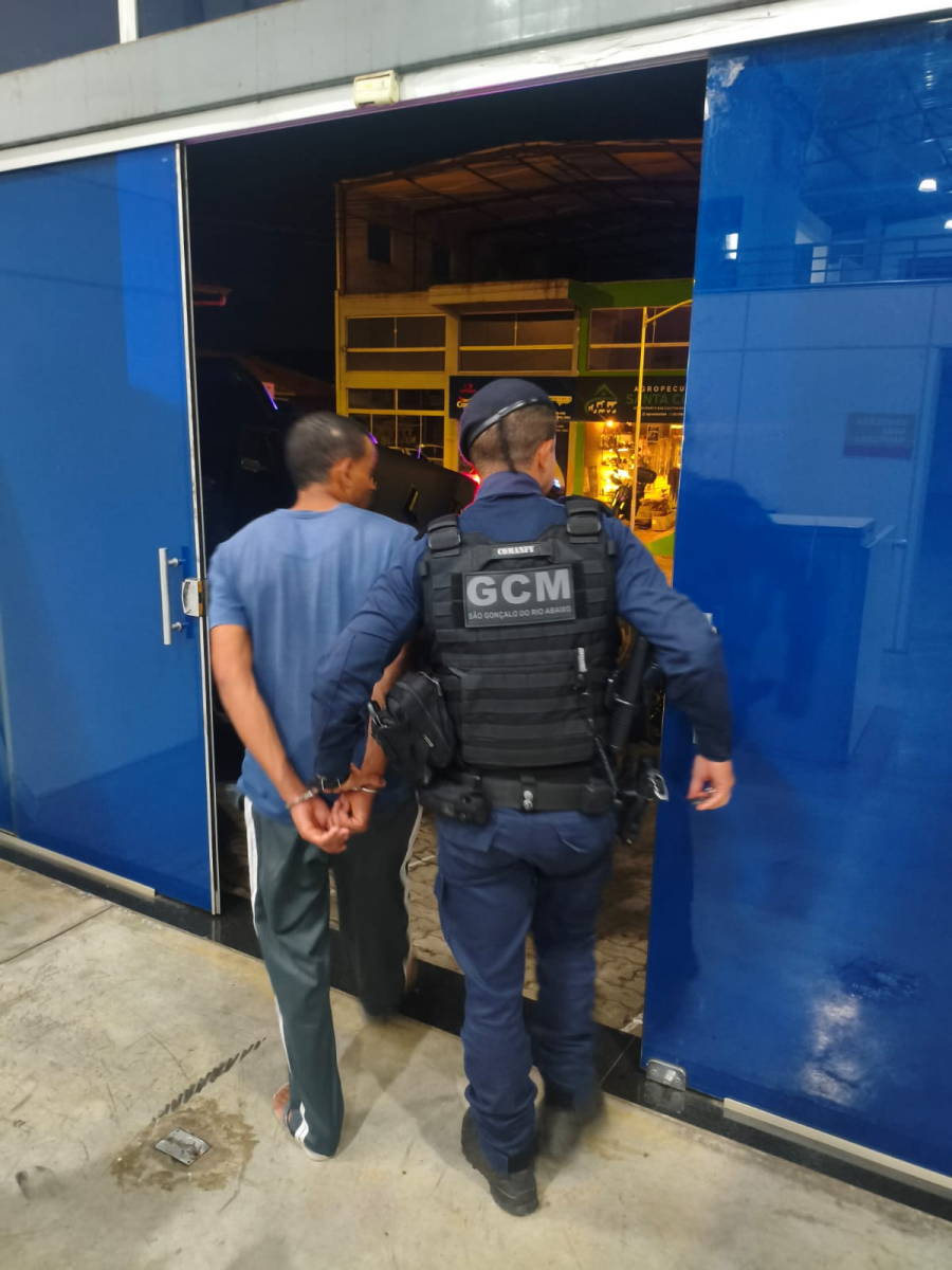 Homem com mandado de prisão em aberto é preso na base da GCM em São Gonçalo