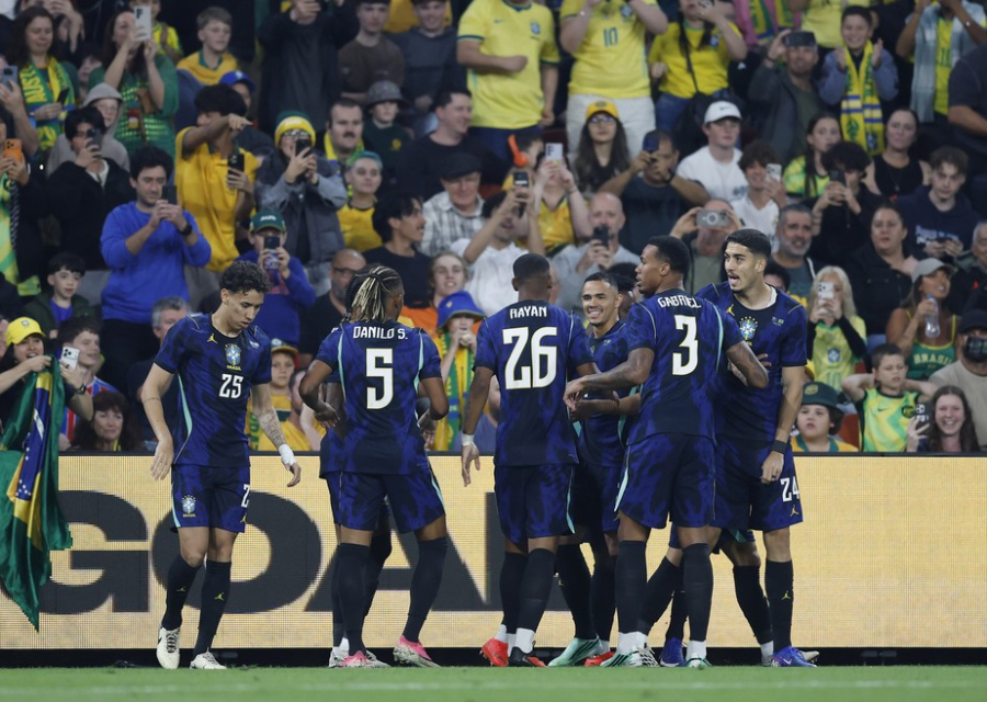 Brasil vence Austrália por 4 a 2 em jogo movimentado e conquista primeira vitória após a Copa