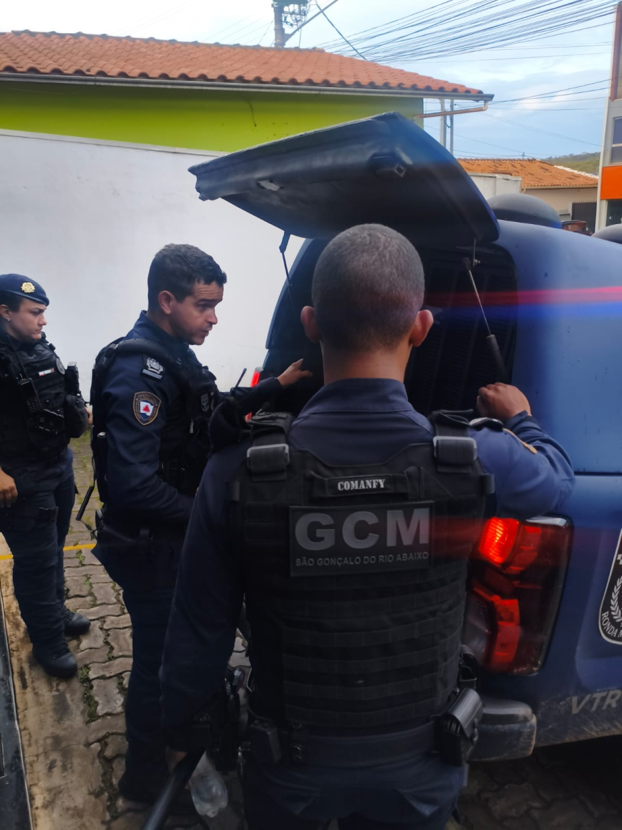 Mãe e padrasto são levados à delegacia suspeitos de maus-tratos contra crianças em São Gonçalo