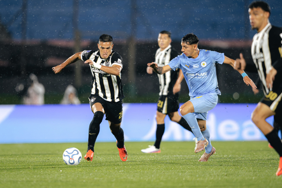 Gabriel Delfim faz grandes defesas e ajuda Atlético a garantir vaga na final da Sul-Americana