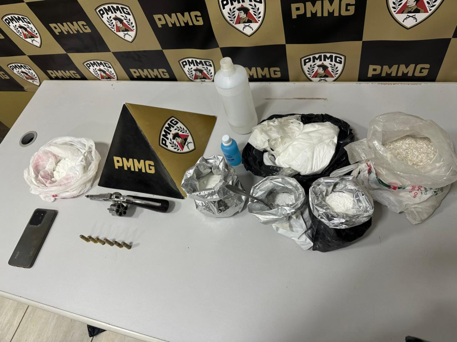 Polícia Militar prende dois homens e apreende arma e drogas em Itabira